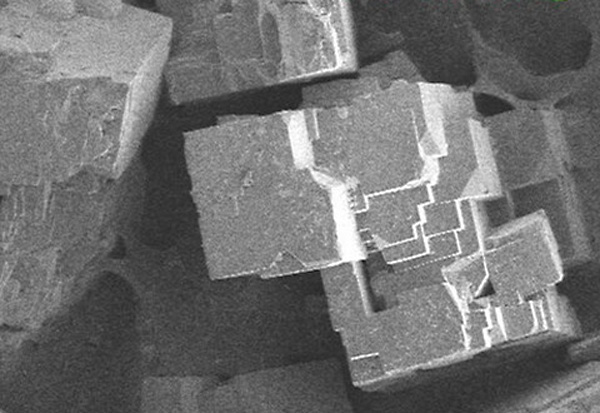 Among the various synthesis methods, solvothermal synthesis is one of the most effective techniques for obtaining high-purity MOF powders with controlled morphology and crystallinity. This article provides a detailed guide on the solvothermal synthesis process, the required reaction equipment, and key parameters such as temperature and reaction time.